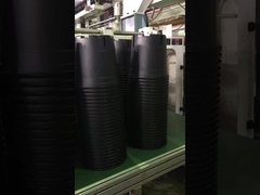 Rote runde Plastikblumen-Topf-Kindertagesstätten-Töpfe für im Garten arbeiten ein Topf