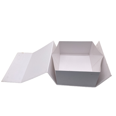 Weißer steifer faltender Geschenk-Papier-Kasten, der für Kleidung und Schuhe verpackt